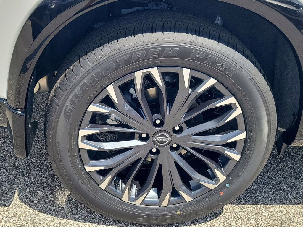 2026 Everest White Pearl/Super Black Nissan Rogue Platinum AWD SUV