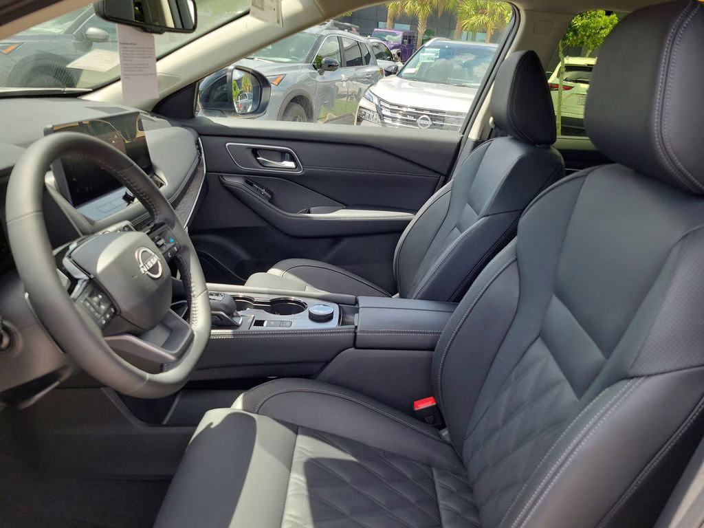 2026 Everest White Pearl/Super Black Nissan Rogue Platinum AWD SUV