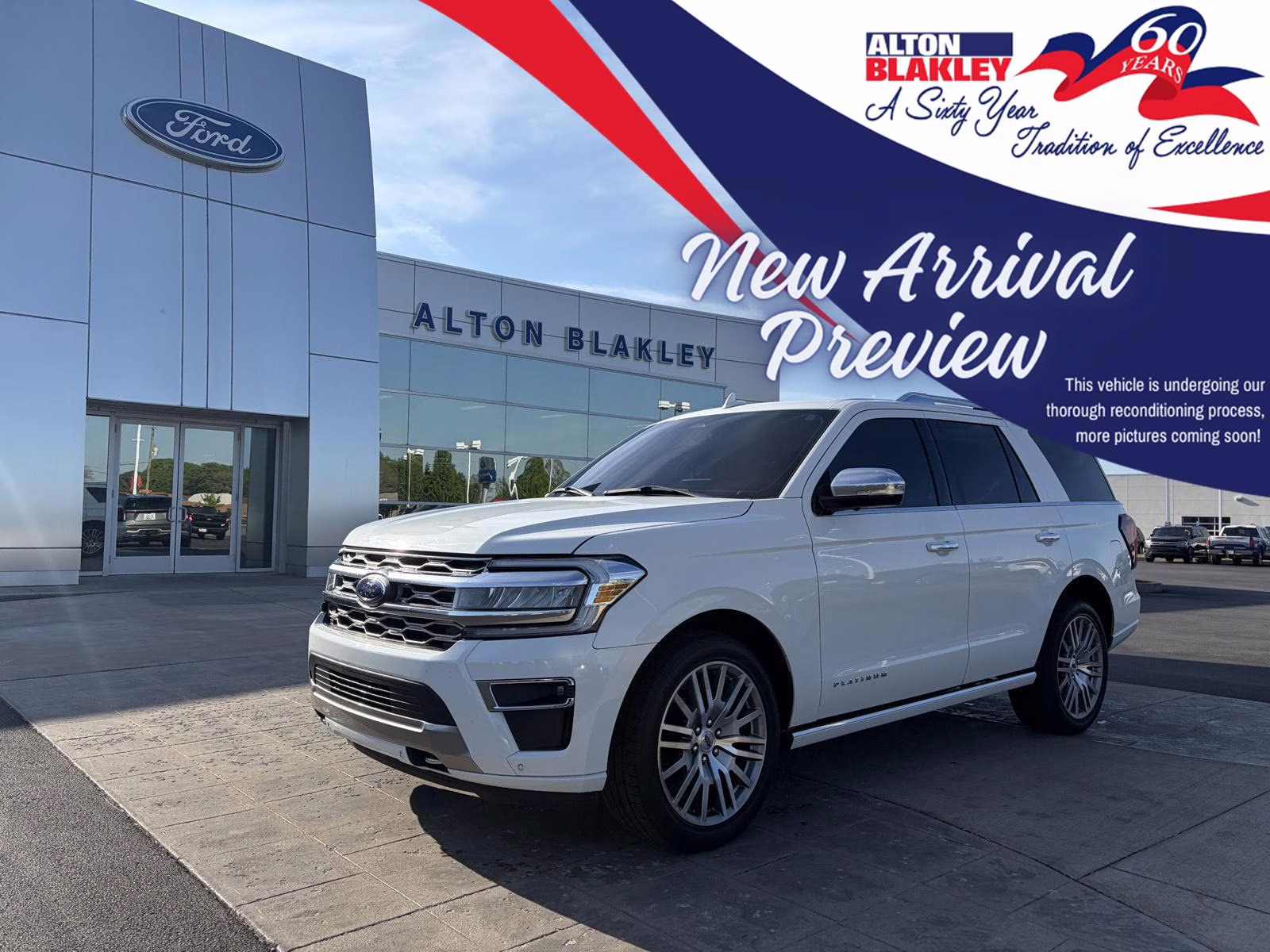 2023 Star White Metallic Tri-Coat Ford Expedition Platinum 4X4 SUV