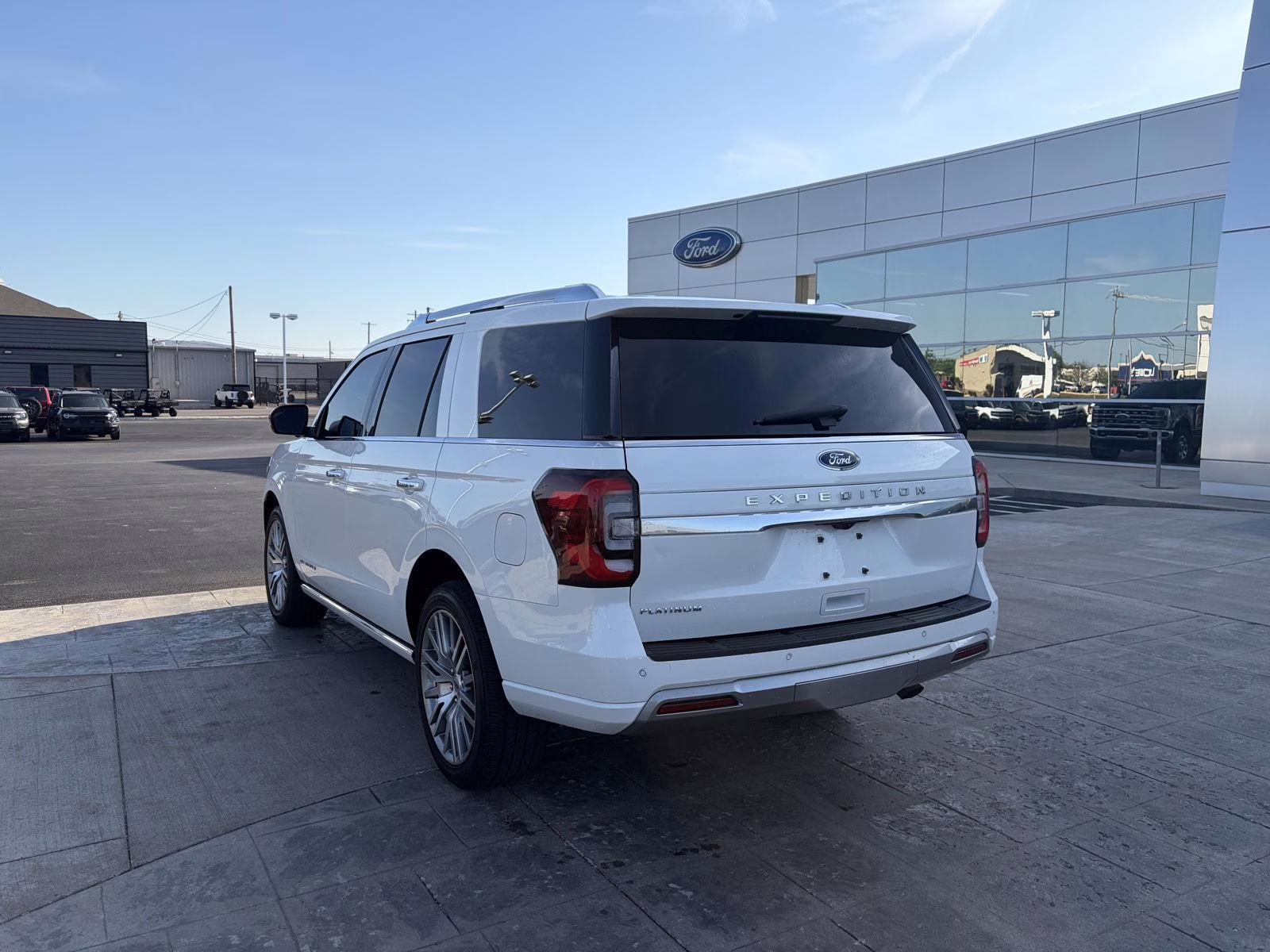 2023 Star White Metallic Tri-Coat Ford Expedition Platinum 4X4 SUV