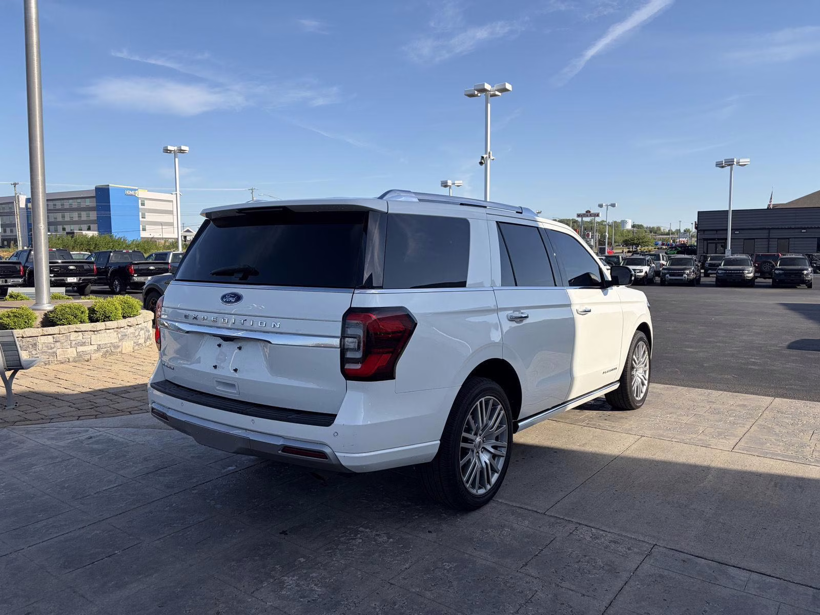 2023 Star White Metallic Tri-Coat Ford Expedition Platinum 4X4 SUV
