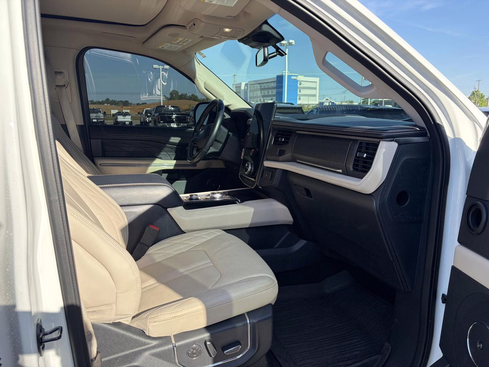 2023 Star White Metallic Tri-Coat Ford Expedition Platinum 4X4 SUV