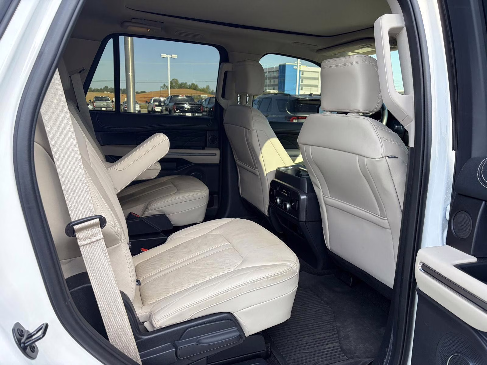 2023 Star White Metallic Tri-Coat Ford Expedition Platinum 4X4 SUV