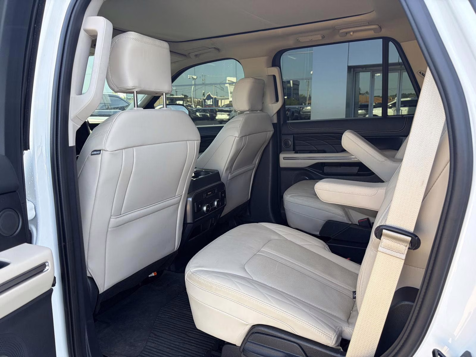 2023 Star White Metallic Tri-Coat Ford Expedition Platinum 4X4 SUV