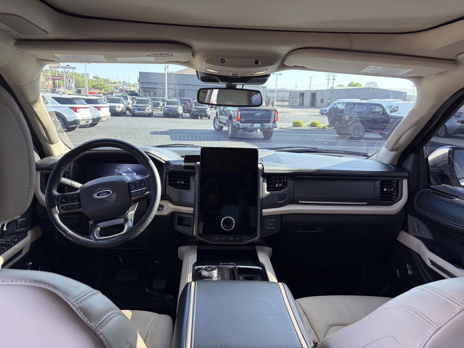 2023 Star White Metallic Tri-Coat Ford Expedition Platinum 4X4 SUV