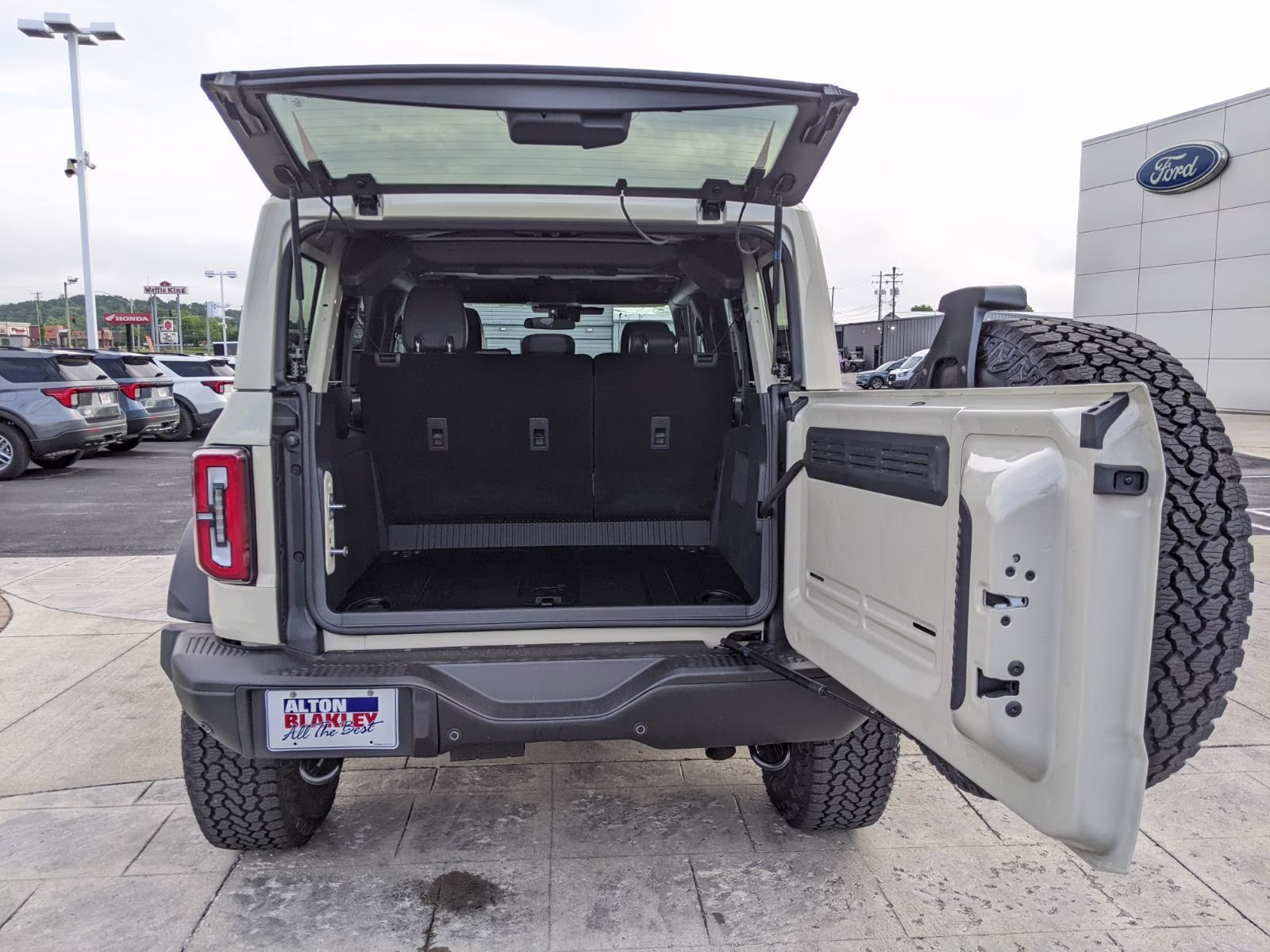 2026 Desert Sand Ford Bronco Badlands 4X4 SUV