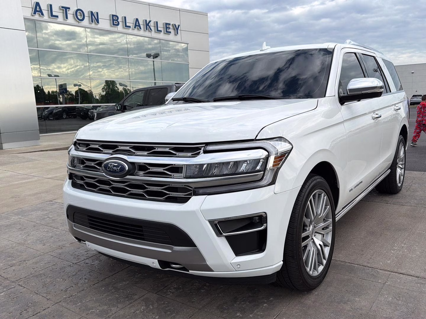 2023 Star White Metallic Tri-Coat Ford Expedition Platinum 4X4 SUV