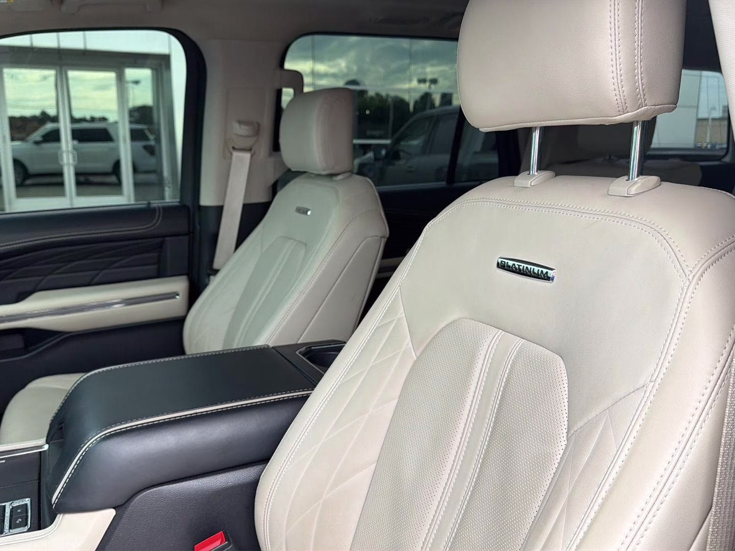 2023 Star White Metallic Tri-Coat Ford Expedition Platinum 4X4 SUV