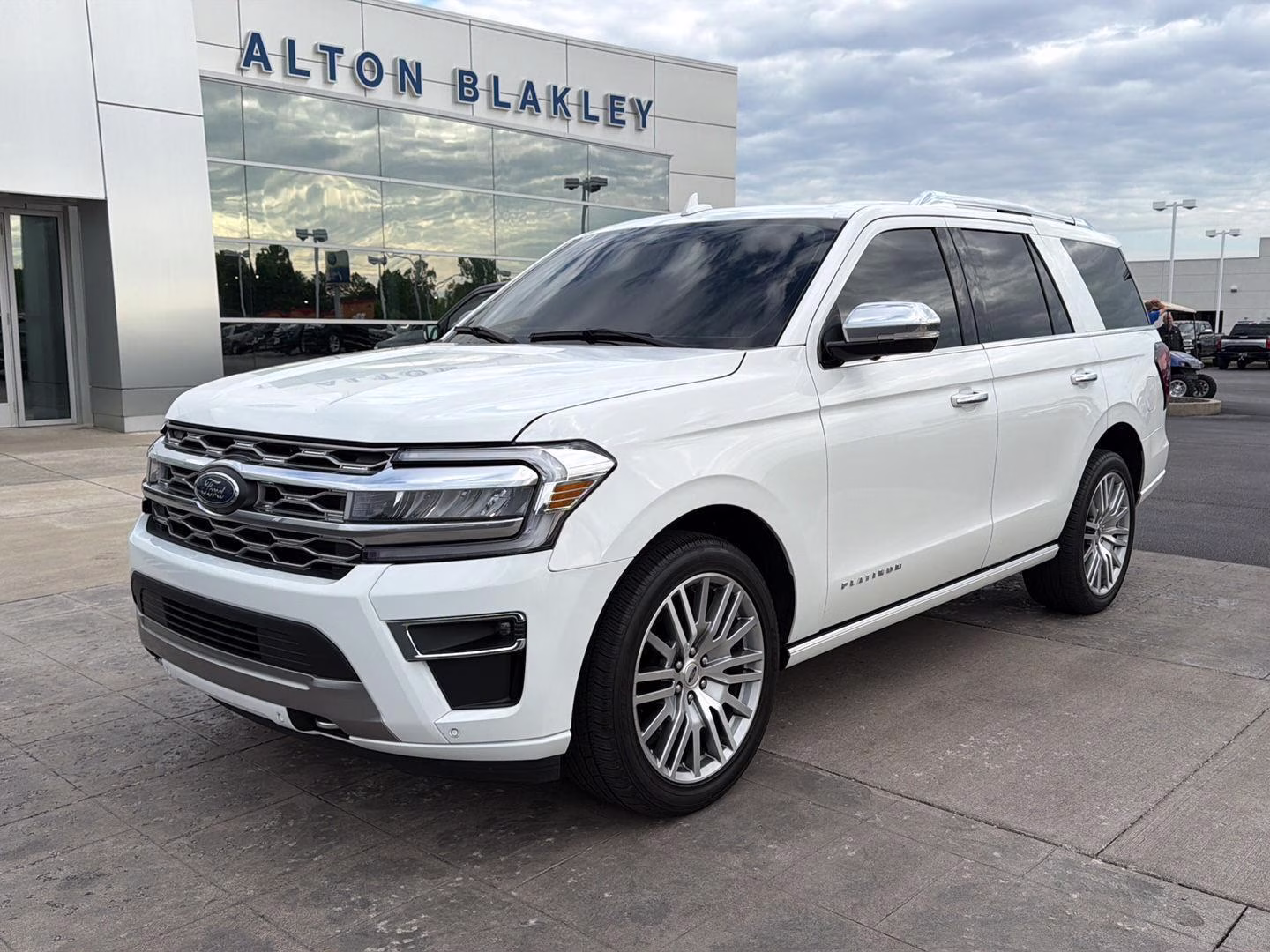 2023 Star White Metallic Tri-Coat Ford Expedition Platinum 4X4 SUV