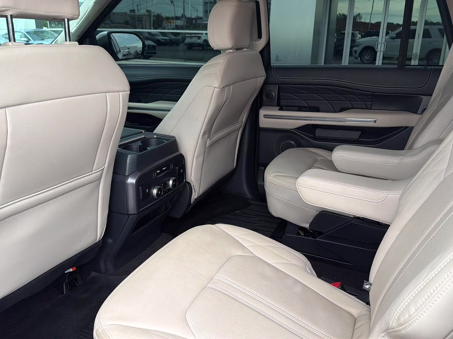 2023 Star White Metallic Tri-Coat Ford Expedition Platinum 4X4 SUV