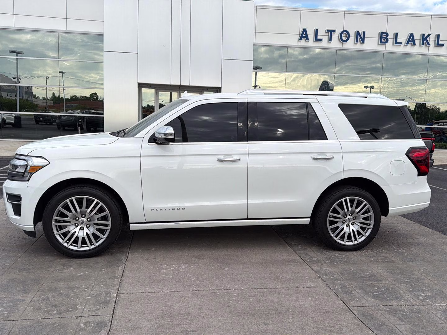 2023 Star White Metallic Tri-Coat Ford Expedition Platinum 4X4 SUV