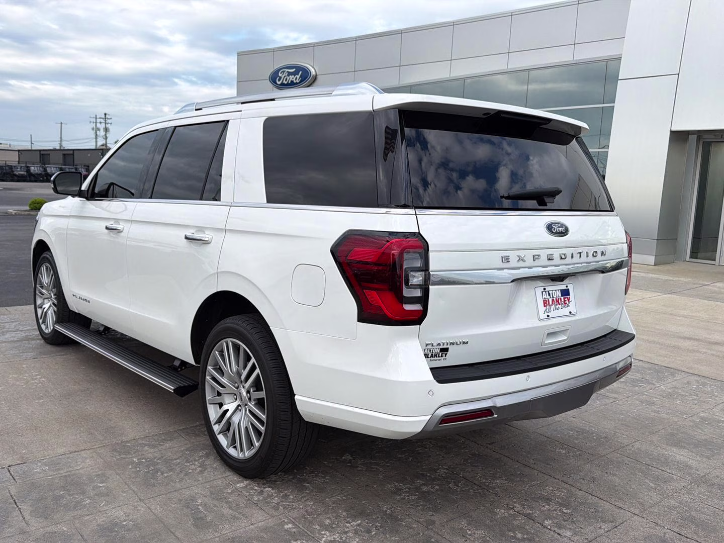 2023 Star White Metallic Tri-Coat Ford Expedition Platinum 4X4 SUV
