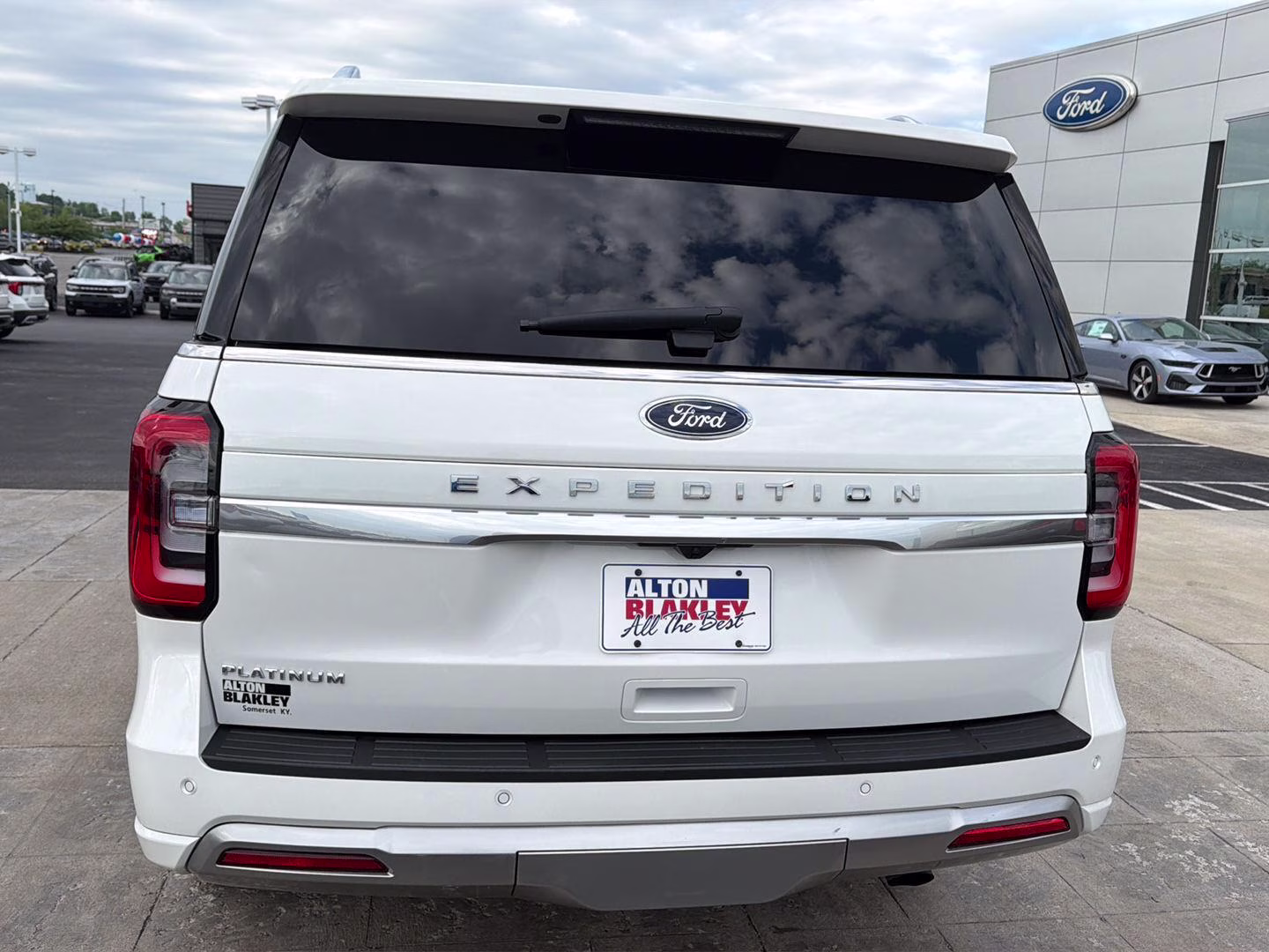 2023 Star White Metallic Tri-Coat Ford Expedition Platinum 4X4 SUV