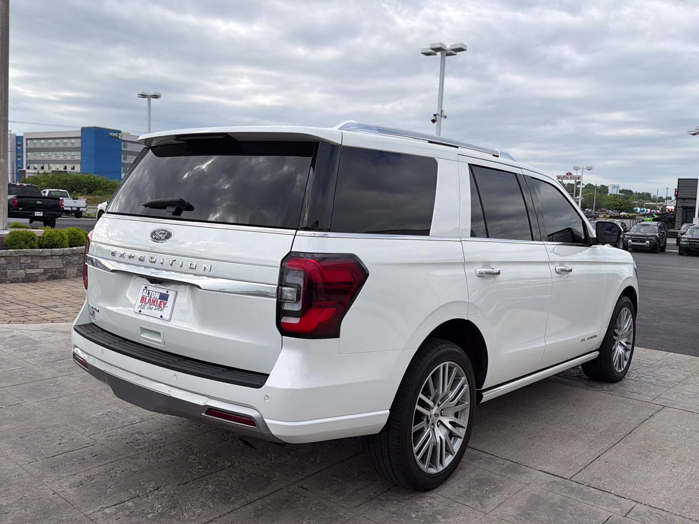 2023 Star White Metallic Tri-Coat Ford Expedition Platinum 4X4 SUV
