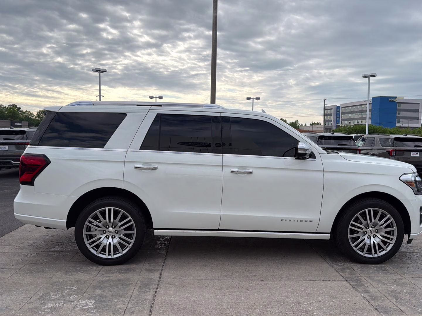 2023 Star White Metallic Tri-Coat Ford Expedition Platinum 4X4 SUV