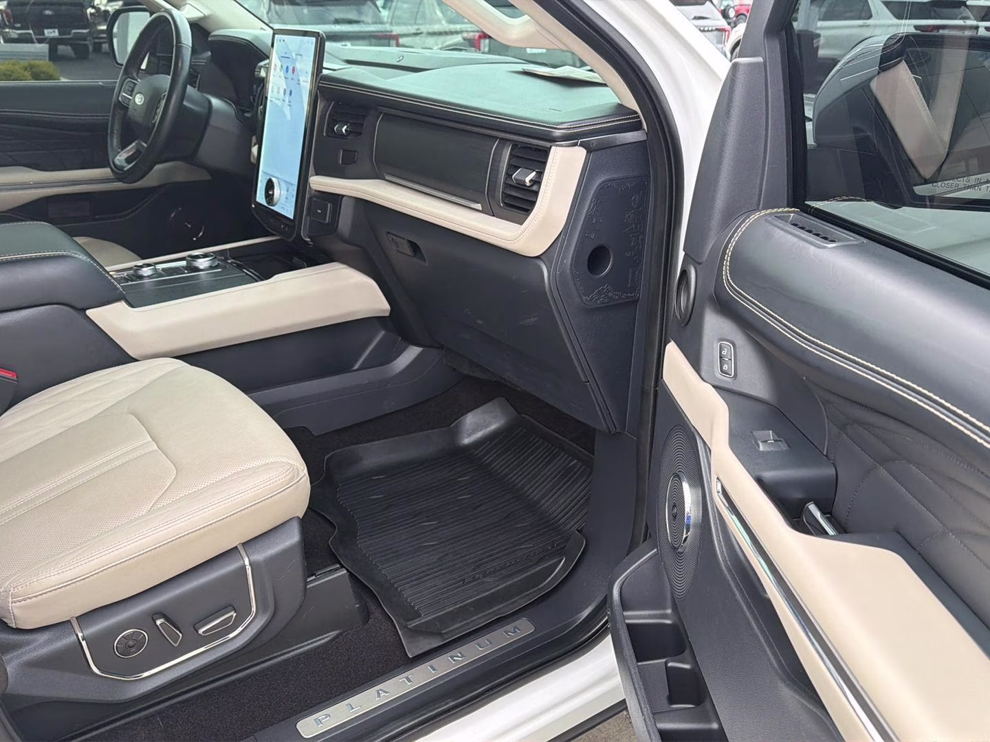 2023 Star White Metallic Tri-Coat Ford Expedition Platinum 4X4 SUV