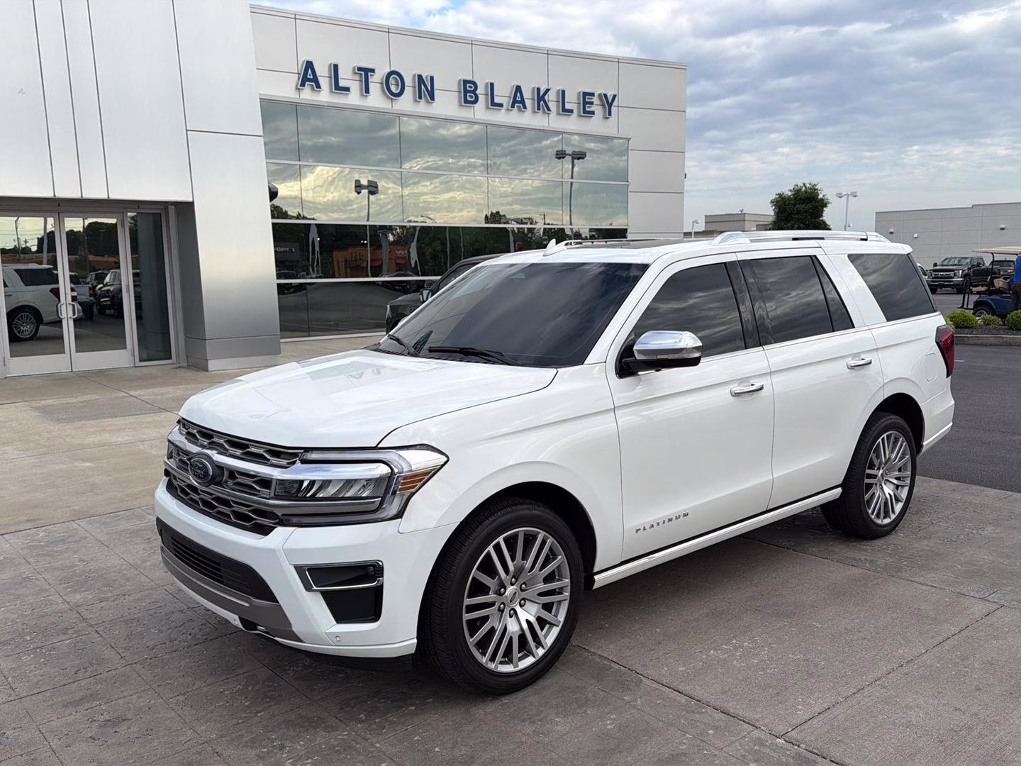 2023 Star White Metallic Tri-Coat Ford Expedition Platinum 4X4 SUV