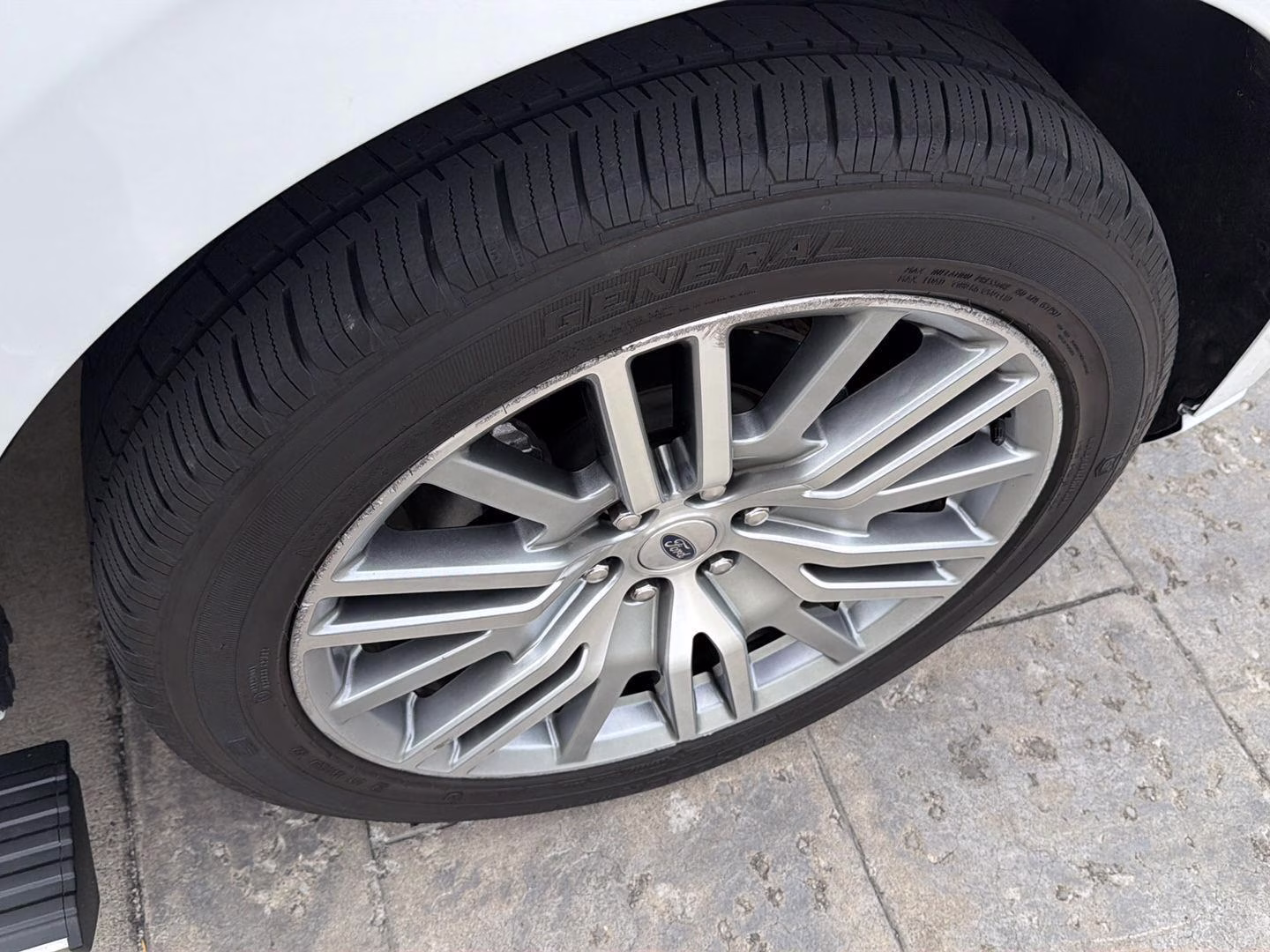 2023 Star White Metallic Tri-Coat Ford Expedition Platinum 4X4 SUV