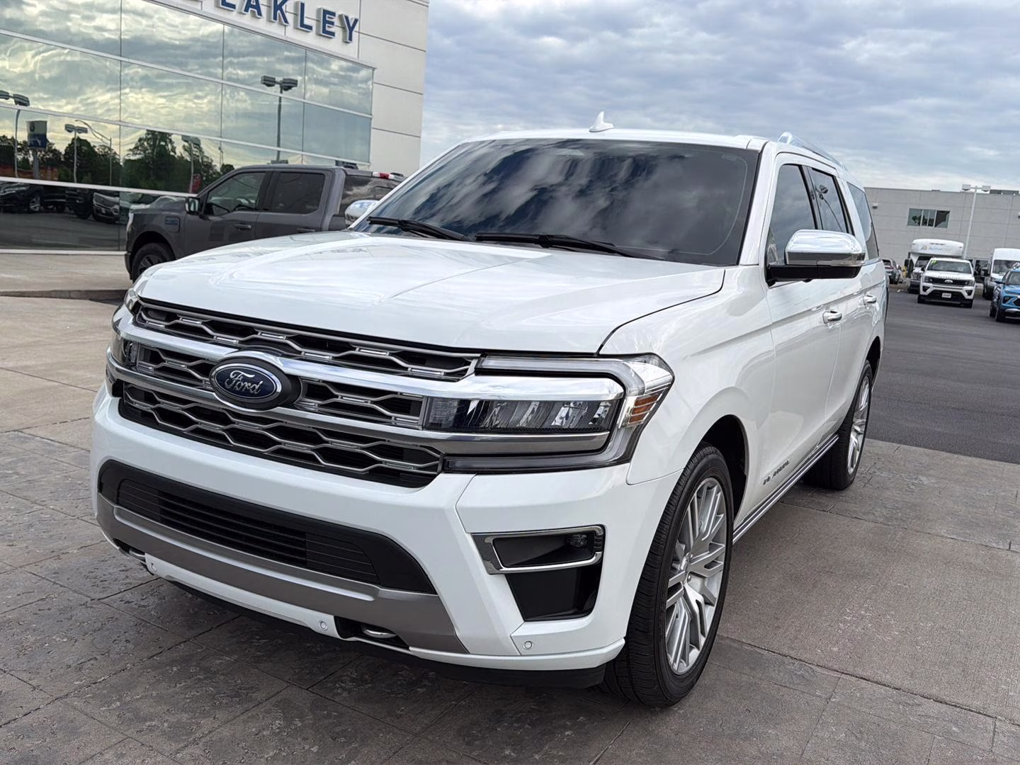 2023 Star White Metallic Tri-Coat Ford Expedition Platinum 4X4 SUV