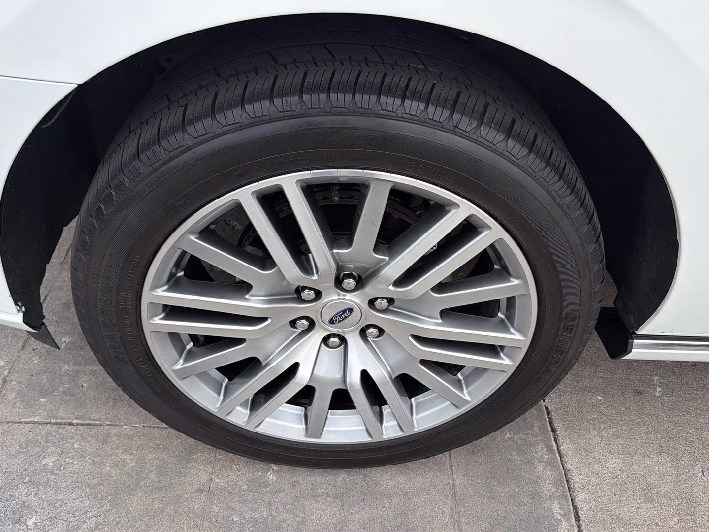 2023 Star White Metallic Tri-Coat Ford Expedition Platinum 4X4 SUV