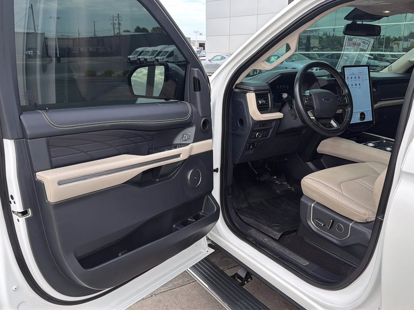 2023 Star White Metallic Tri-Coat Ford Expedition Platinum 4X4 SUV
