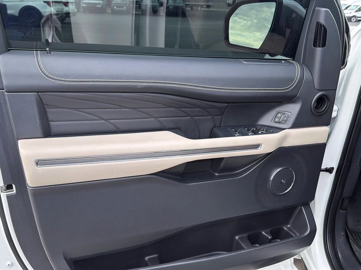 2023 Star White Metallic Tri-Coat Ford Expedition Platinum 4X4 SUV