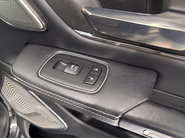 2019 Diamond Black Crystal Pearlcoat Ram 1500 Limited 4X4 Truck