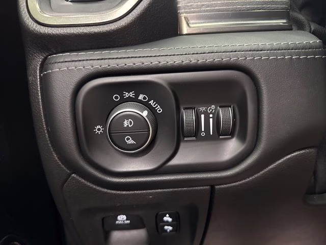 2019 Diamond Black Crystal Pearlcoat Ram 1500 Limited 4X4 Truck