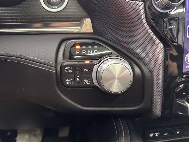 2019 Diamond Black Crystal Pearlcoat Ram 1500 Limited 4X4 Truck