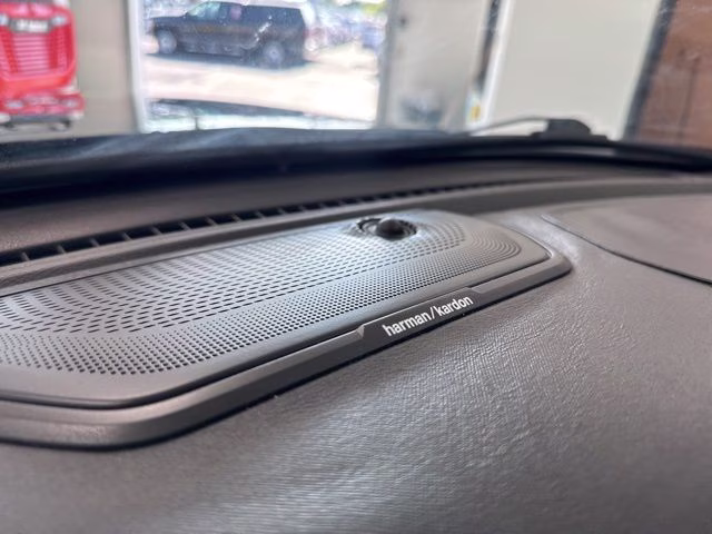 2019 Diamond Black Crystal Pearlcoat Ram 1500 Limited 4X4 Truck