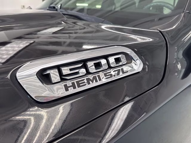 2019 Diamond Black Crystal Pearlcoat Ram 1500 Limited 4X4 Truck