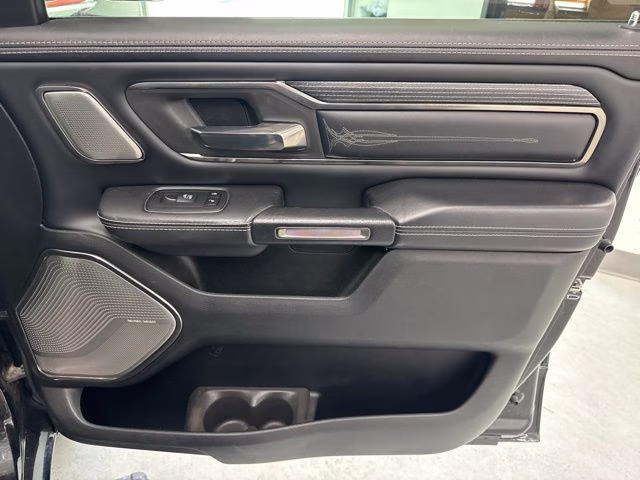 2019 Diamond Black Crystal Pearlcoat Ram 1500 Limited 4X4 Truck
