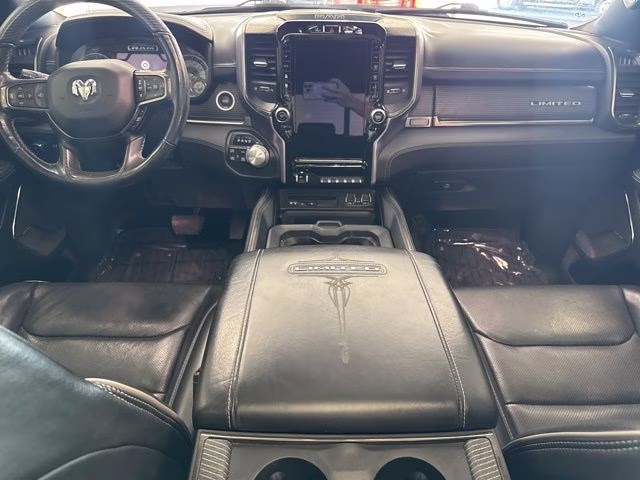 2019 Diamond Black Crystal Pearlcoat Ram 1500 Limited 4X4 Truck
