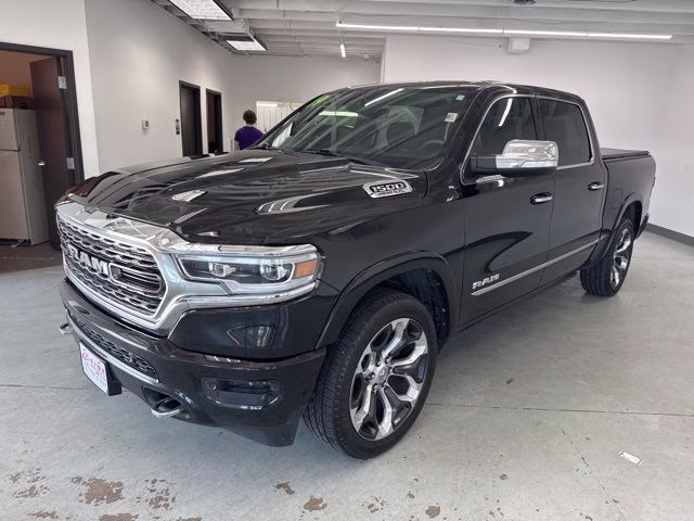 2019 Diamond Black Crystal Pearlcoat Ram 1500 Limited 4X4 Truck