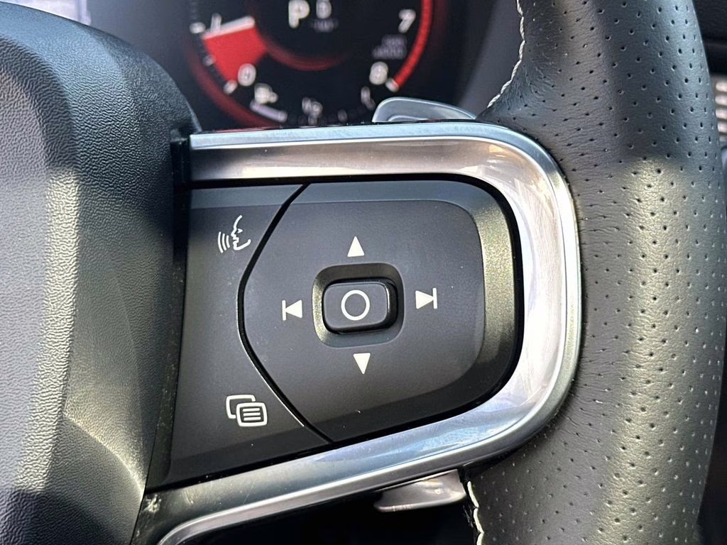 2020 Blue Metallic Volvo XC40 R-Design FWD SUV
