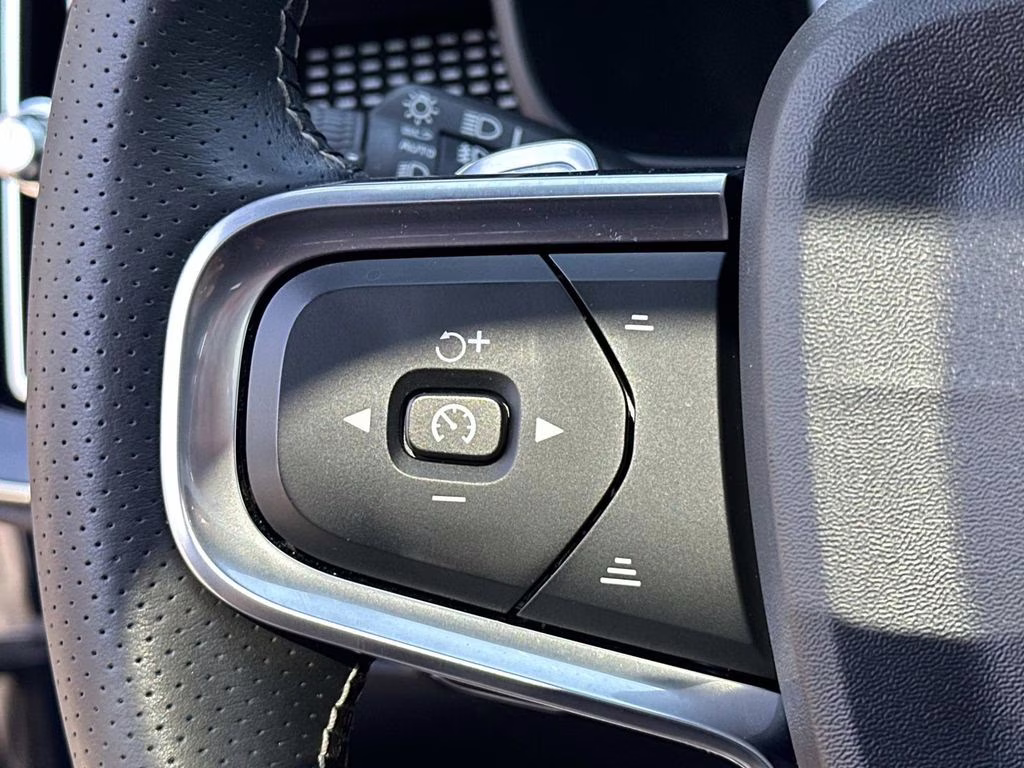 2020 Blue Metallic Volvo XC40 R-Design FWD SUV