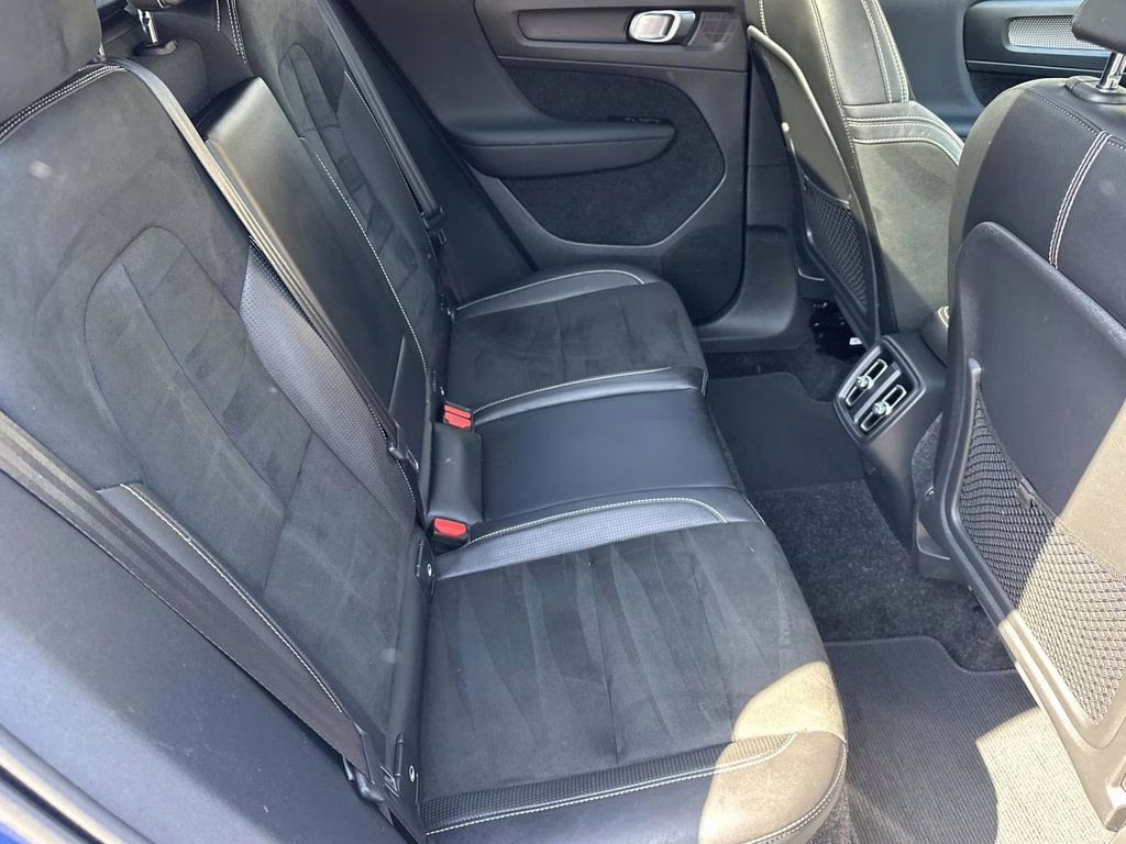 2020 Blue Metallic Volvo XC40 R-Design FWD SUV