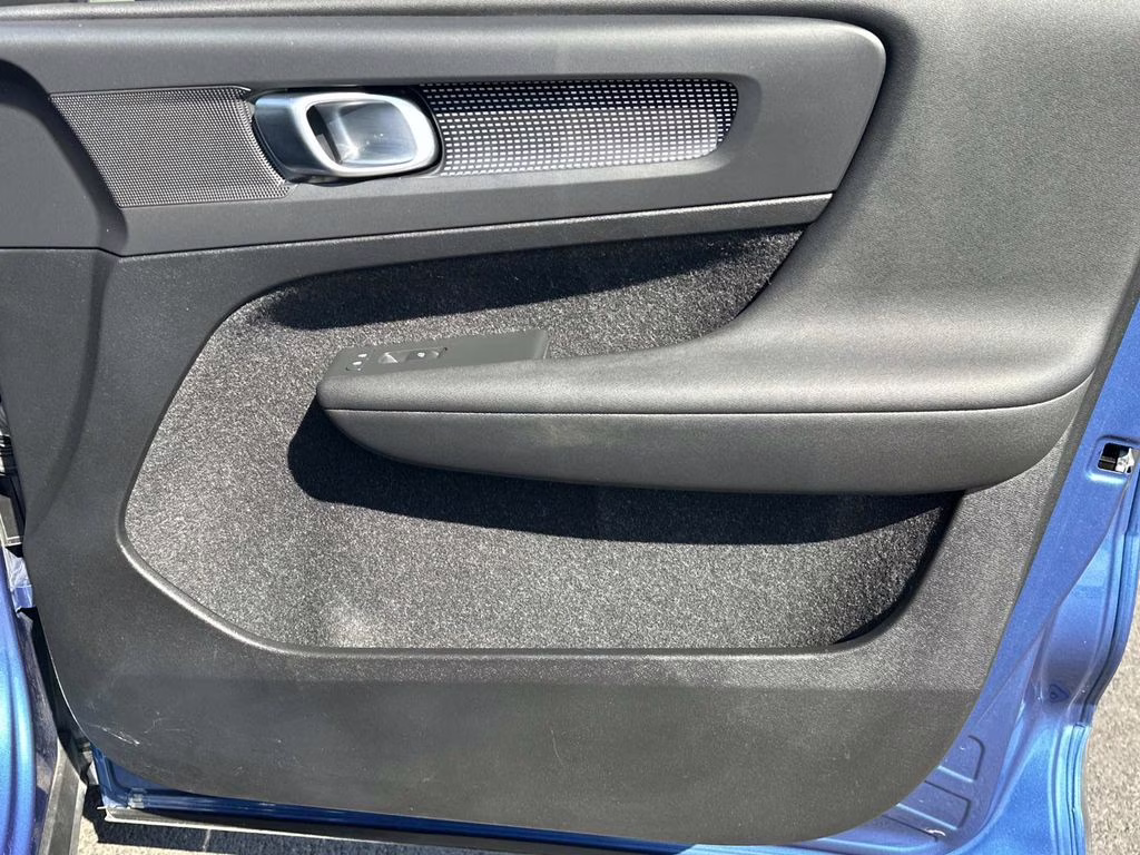 2020 Blue Metallic Volvo XC40 R-Design FWD SUV
