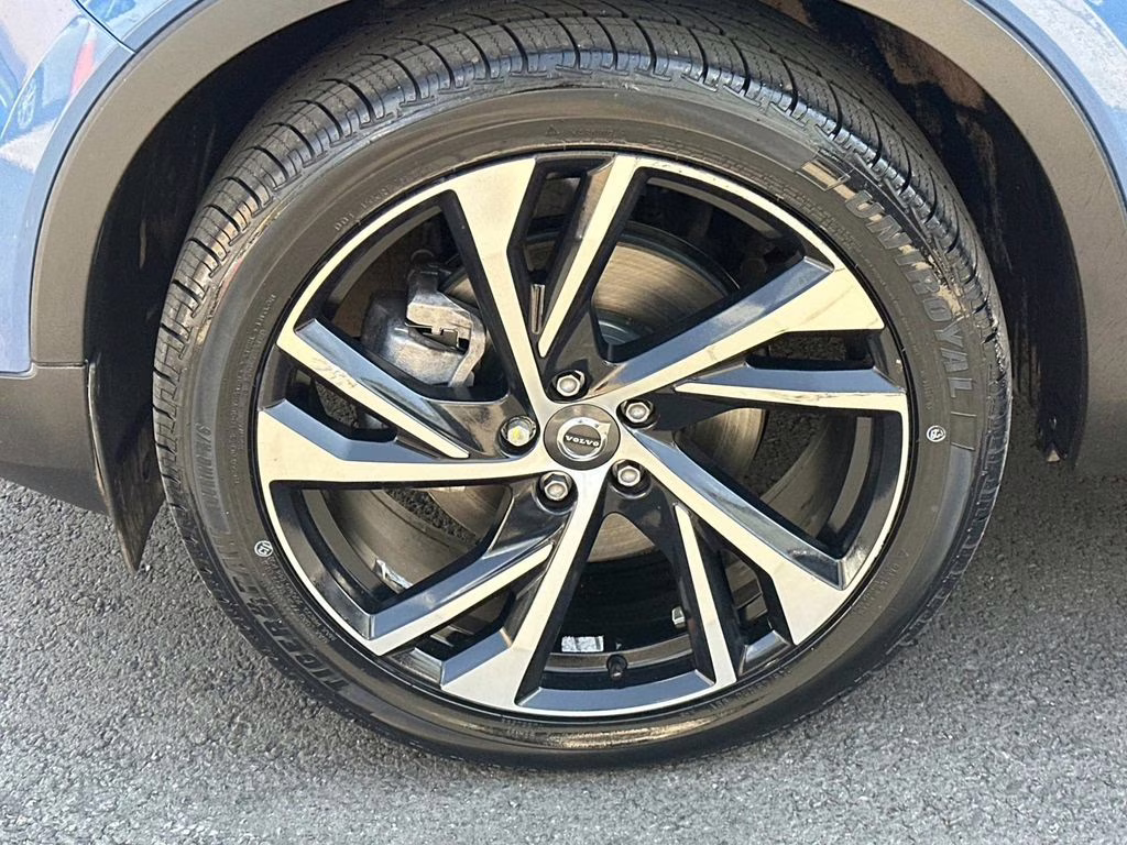 2020 Blue Metallic Volvo XC40 R-Design FWD SUV