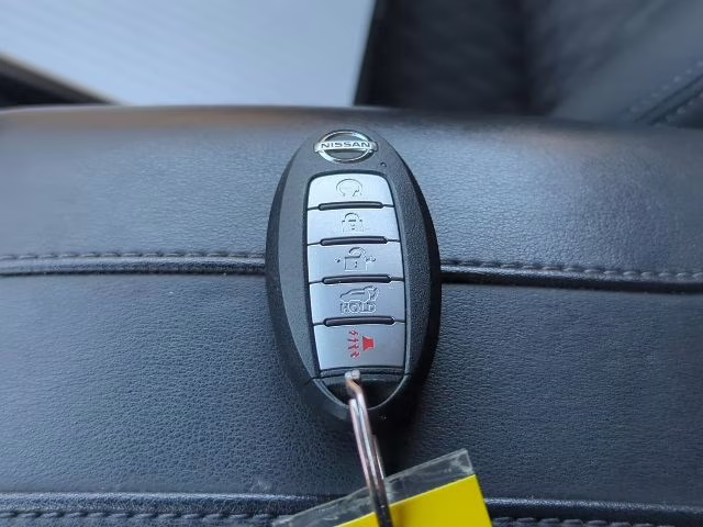 2019 Pearl White Tricoat Nissan Rogue SV AWD SUV