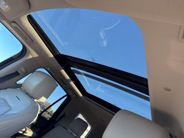 2019 White Platinum Metallic Tri-Coat Ford Expedition Platinum 4X4 SUV