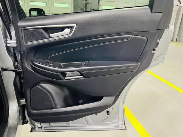 2021 Silver Metallic Ford Edge Titanium AWD SUV