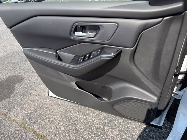 2026 Everest White Pearl Tricoat Nissan Rogue SV FWD SUV