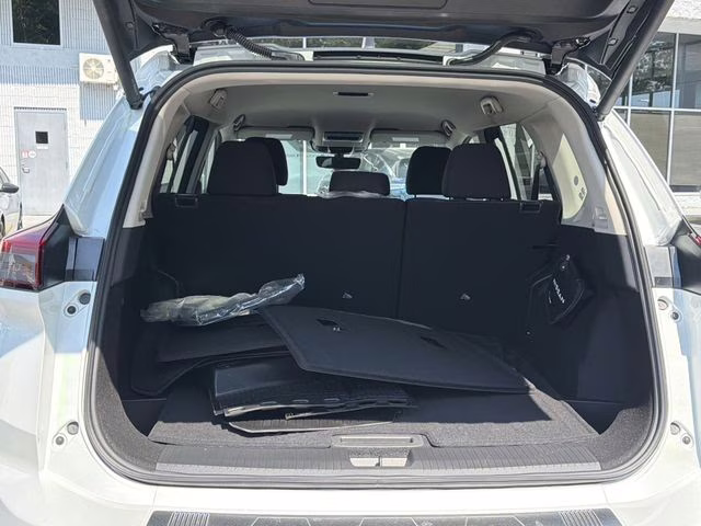 2026 Everest White Pearl Tricoat Nissan Rogue SV FWD SUV