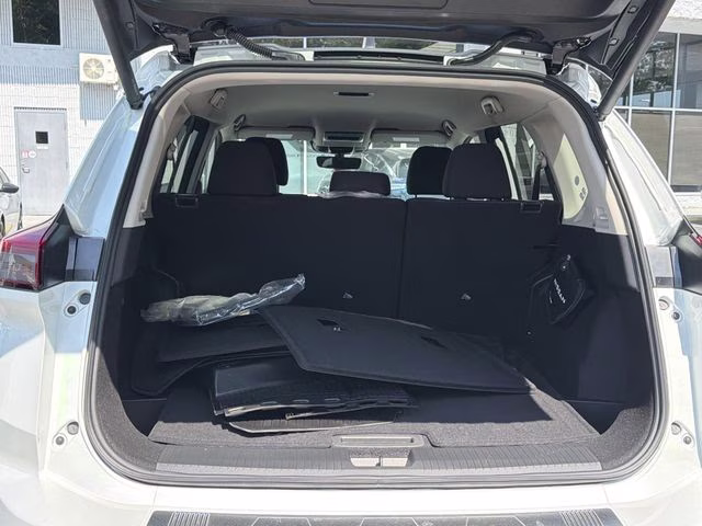 2026 Everest White Pearl Tricoat Nissan Rogue SV FWD SUV