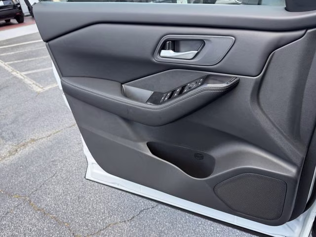 2026 Everest White Pearl Tricoat Nissan Rogue SV FWD SUV