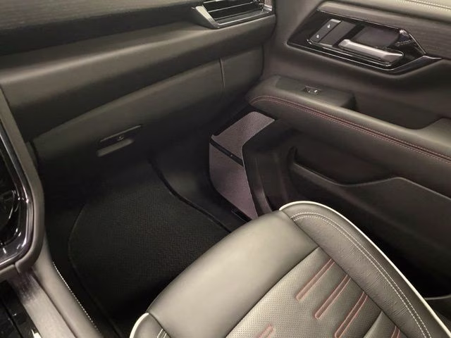2025 Summit White GMC Yukon XL AT4 Ultimate 4X4 SUV