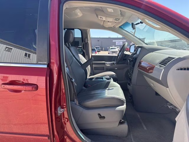 2008 Inferno Red Crystal Pearlcoat/Black Vinyl Top Chrysler Town & Country Touring FWD Van