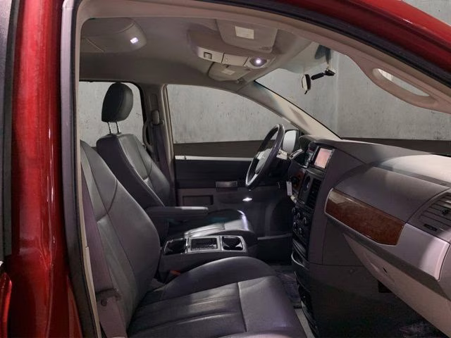 2008 Inferno Red Crystal Pearlcoat/Black Vinyl Top Chrysler Town & Country Touring FWD Van