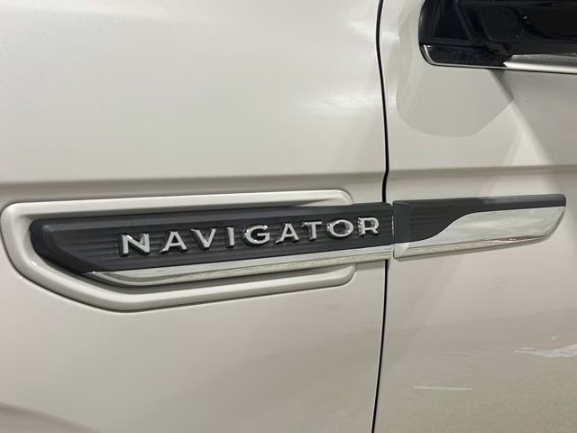 2024 Ceramic Pearl Metallic Tri-Coat Lincoln Navigator L Reserve 4X4 SUV